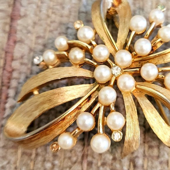 Vintage Trifari Gold Tone Brooch with Faux Pearls and Rhinestones - Picture 2 of 5